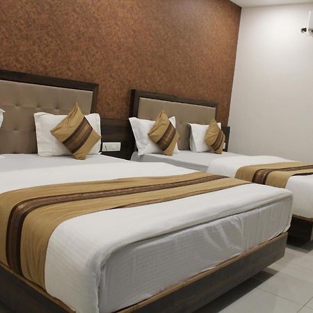 Hotel Nilay Dwārka Esterno foto