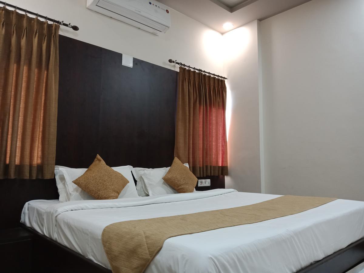 Hotel Nilay Dwārka Esterno foto
