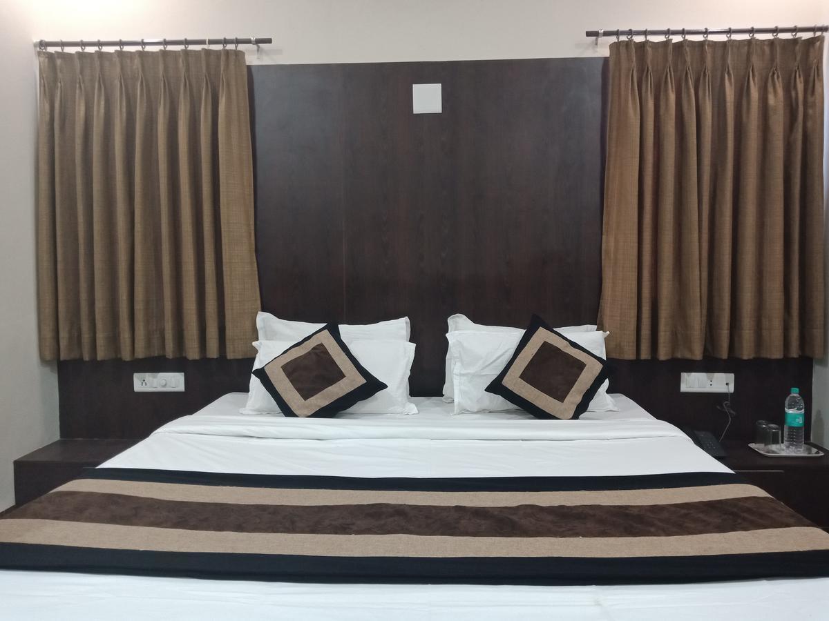 Hotel Nilay Dwārka Esterno foto
