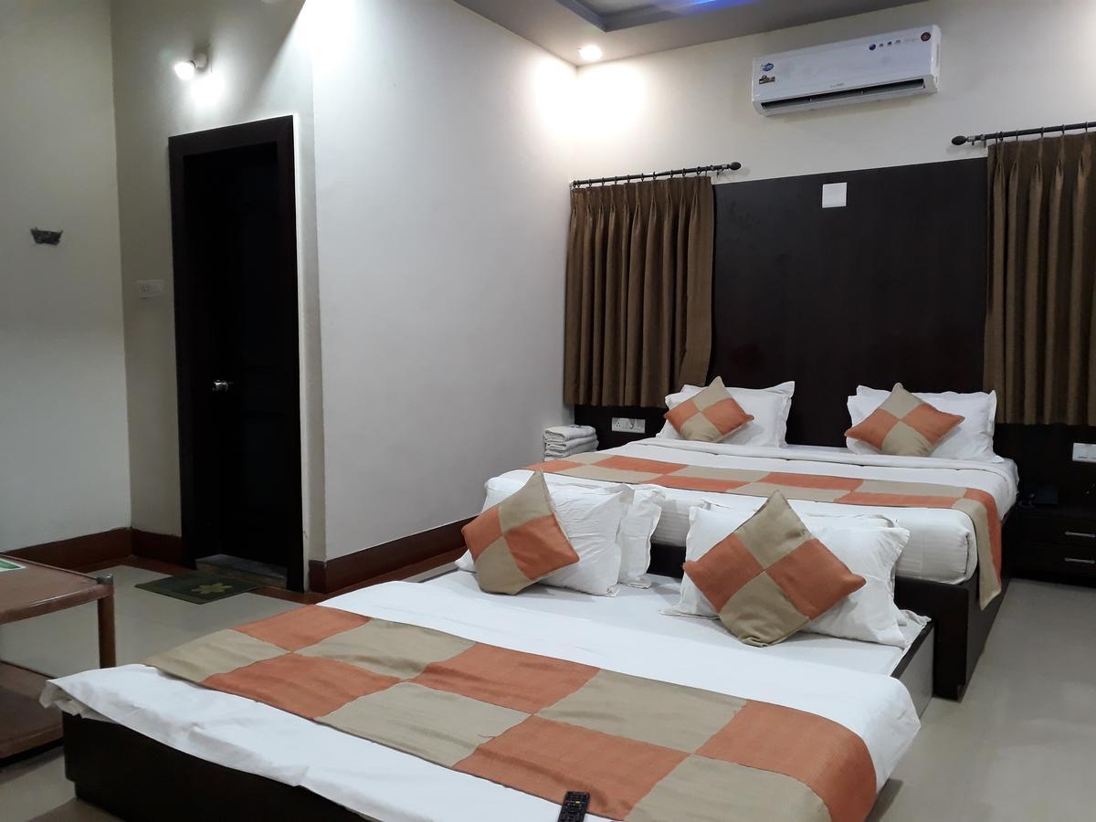 Hotel Nilay Dwārka Esterno foto