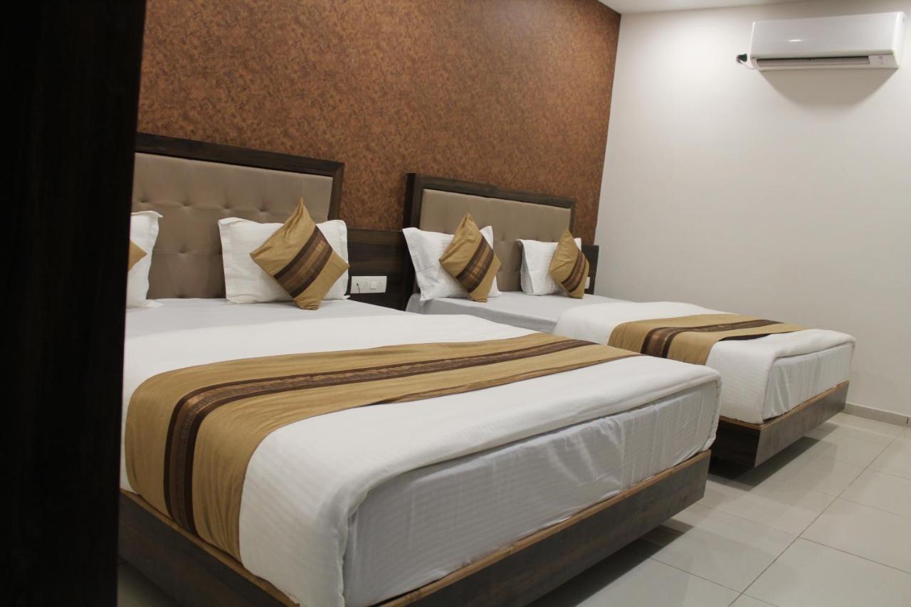 Hotel Nilay Dwārka Esterno foto